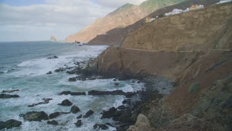 El-Encanto-Costero-De-Tenerife:-Acantilados-Junto-Al-Mar-Y-Playas-Serenas