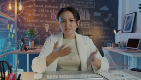 business woman explaining a concept in a virtual meeting