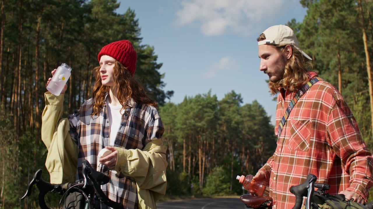 пара наслаждается отдыхом в лесу