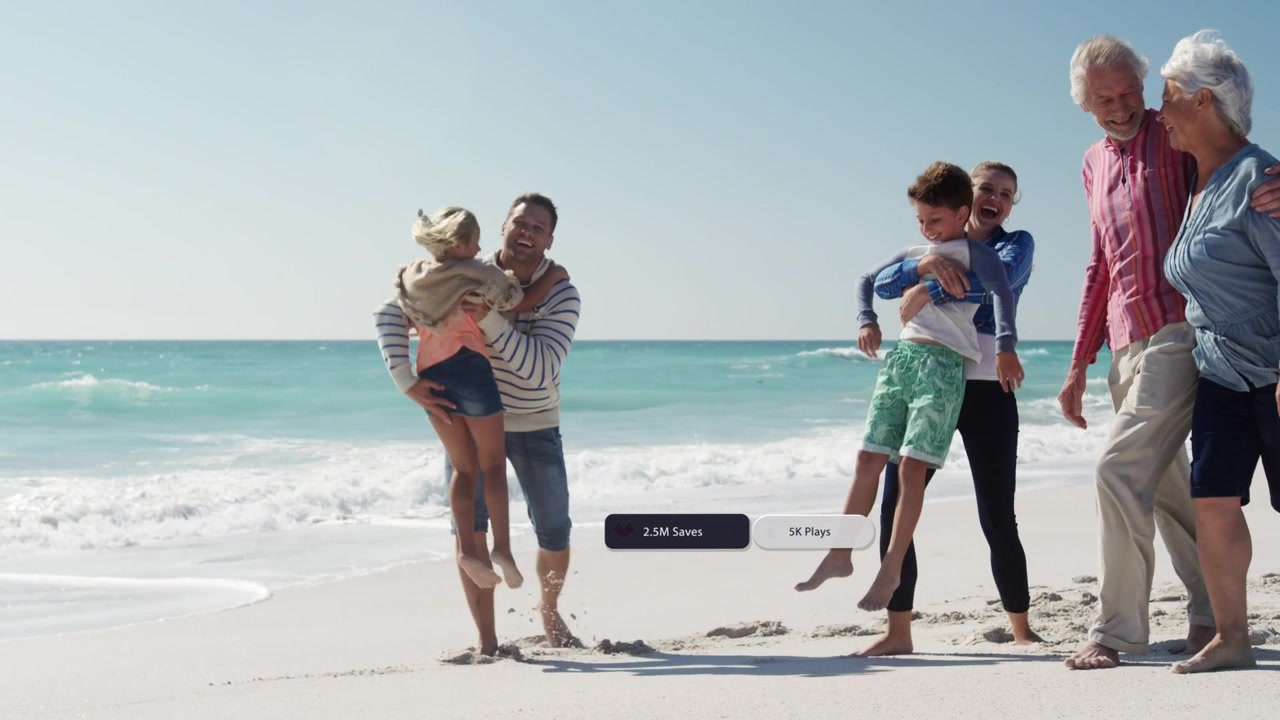 Famiglia che cammina sulla spiaggia, uomo che solleva una bambina e donna che tiene in braccio un bambino, generando like sui social per l'engagement.