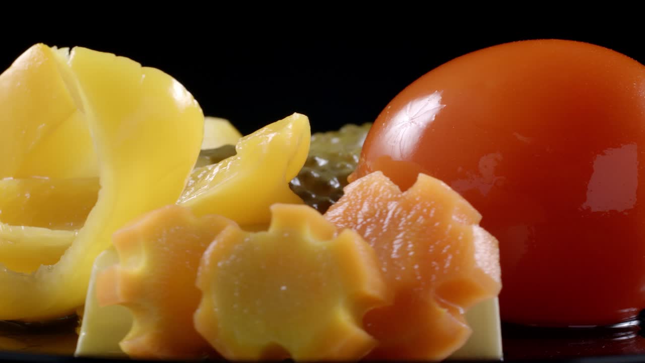 검은색 배경 에 회전 된 매운 채소 의 비디오