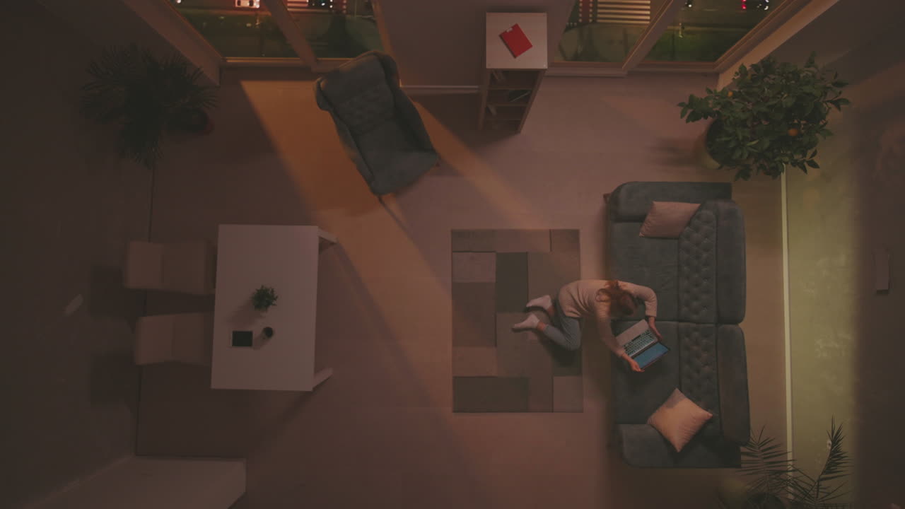 현대적인 방에서 노트북을 사용하는 여성