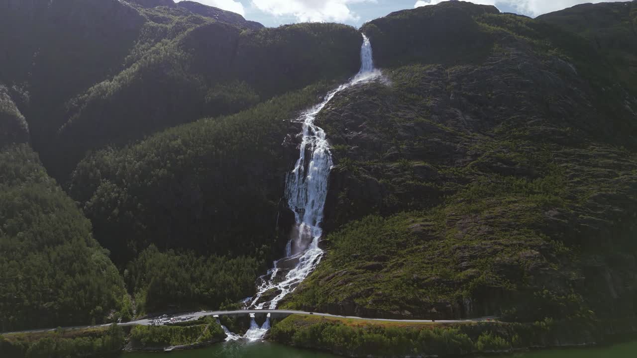 la pintoresca cascada de la montaña langfossen, noruega, europa del norte, escandinavia