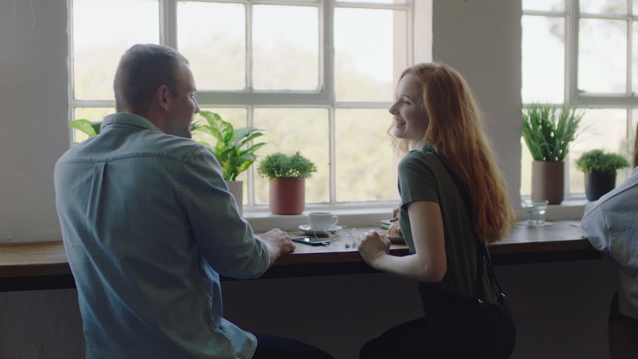 grupo de amigos multiétnicos bebiendo café juntos en una cafetería hablando teniendo conversación disfrutando de la socialización en la pausa para el almuerzo en la tienda del restaurante