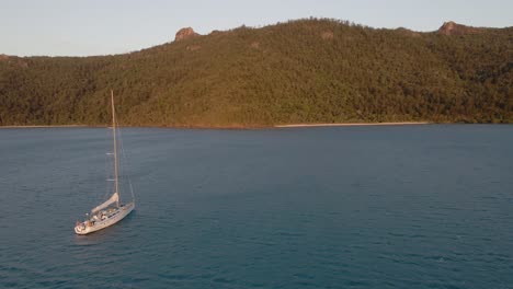 Barco-Navegando-En-Las-Tranquilas-Aguas-Del-Paso-De-Hook-Island-En-Las-Islas-Whitsunday,-Queensland,-Australia