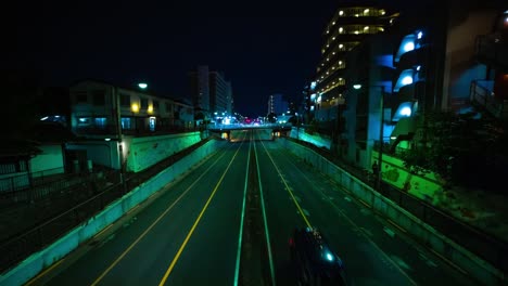 un time-lapse nocturno del atasco de tráfico en la calle del centro de tokio.