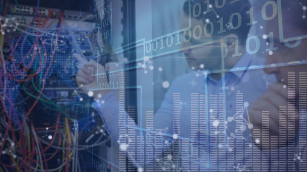 animación del globo y columnas móviles sobre hombres biraciales en la sala del servidor