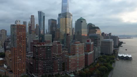 Vista-Aérea-Alrededor-De-Los-Edificios-De-Oficinas-En-Manhattan,-En-La-Sombría-Nueva-York---Dando-Vueltas,-Tiro-De-Drones