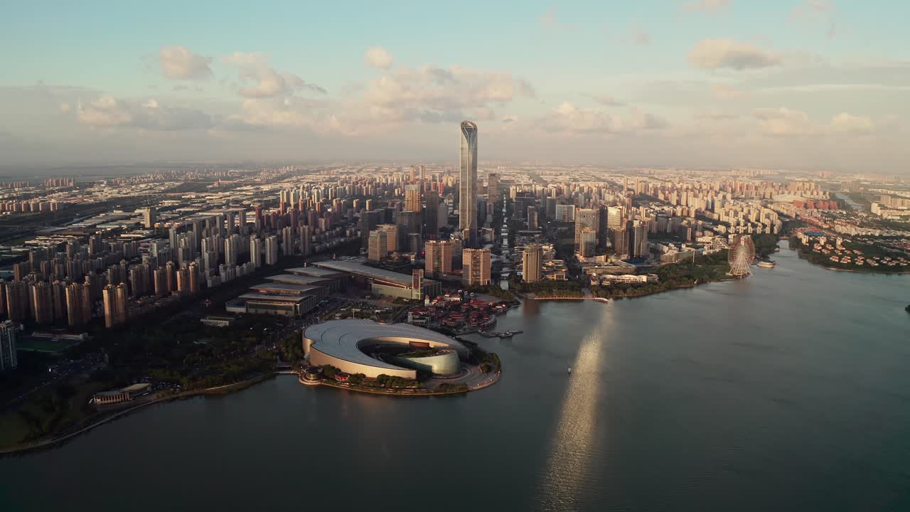 edificios de cbd por el lago jinji en suzhou, china.