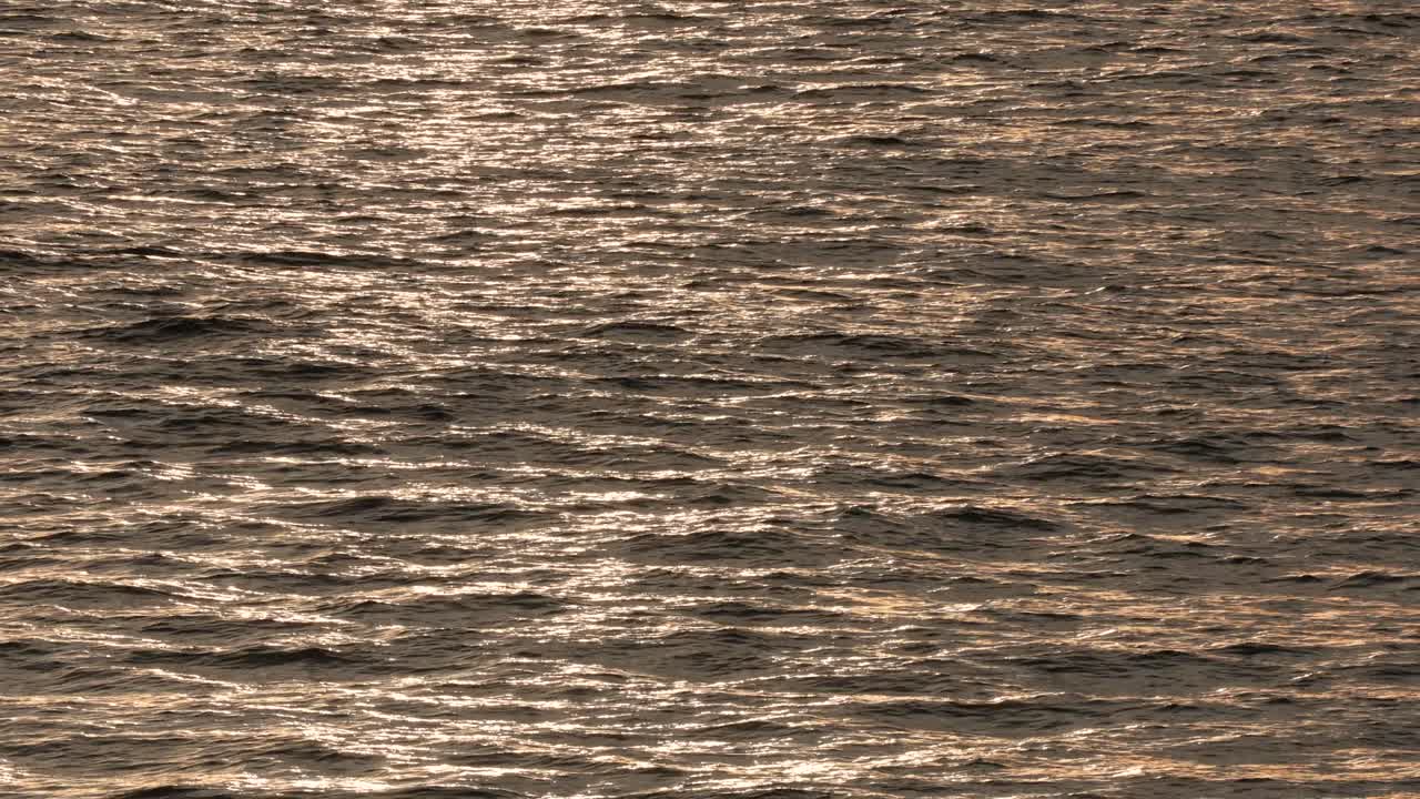 해가 뜨는 바다의 반사 사진