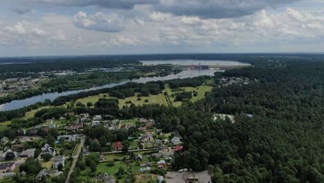 planta de energía hidroeléctrica de kaunas durante lluvias ligeras, toma aérea de distancia ascendente
