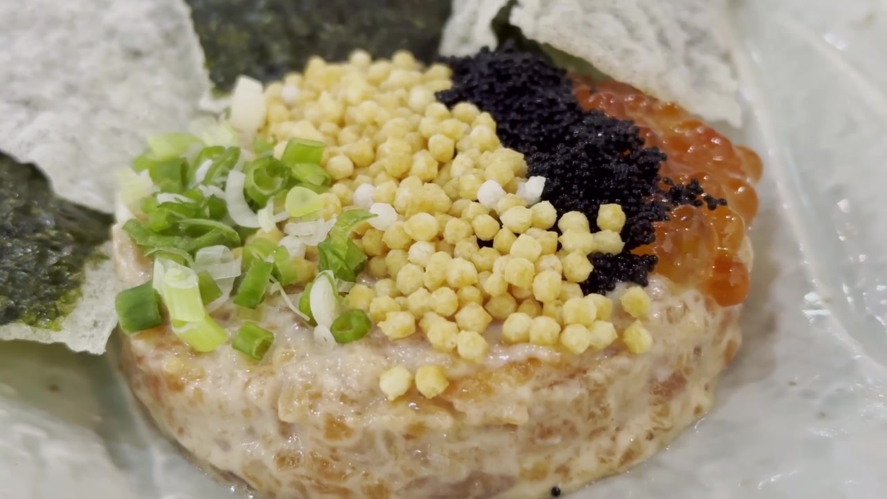 Close-up Tartare Salmon Segar yang Dibuat dengan Bahan Premium, Disajikan dengan Elegan untuk Pengalaman Bersantap Mewah ala Jepang yang Berkelas