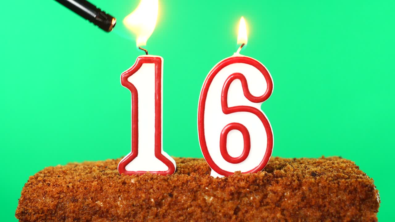 pastel con el número 16 vela encendida. llave de croma. pantalla verde. aislado