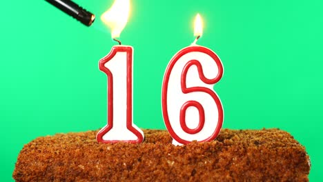 pastel con el número 16 vela encendida. llave de croma. pantalla verde. aislado