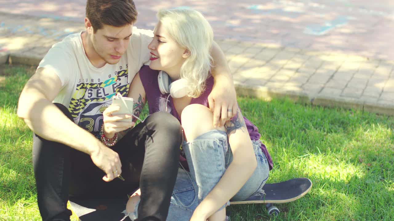 도시 공원에서 휴식을 취하는 젊은 부부