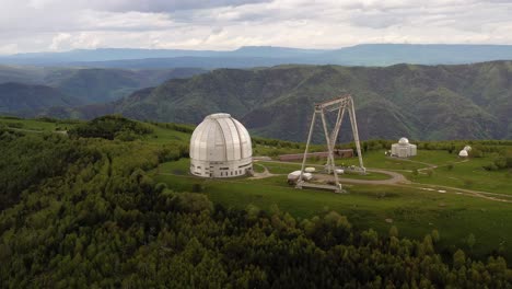observatorio científico astrofísico especial. centro astronómico para observaciones terrestres del universo con un gran telescopio.