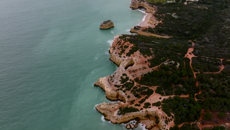 volando sobre la costa del algarve en un día de mal humor con un dron