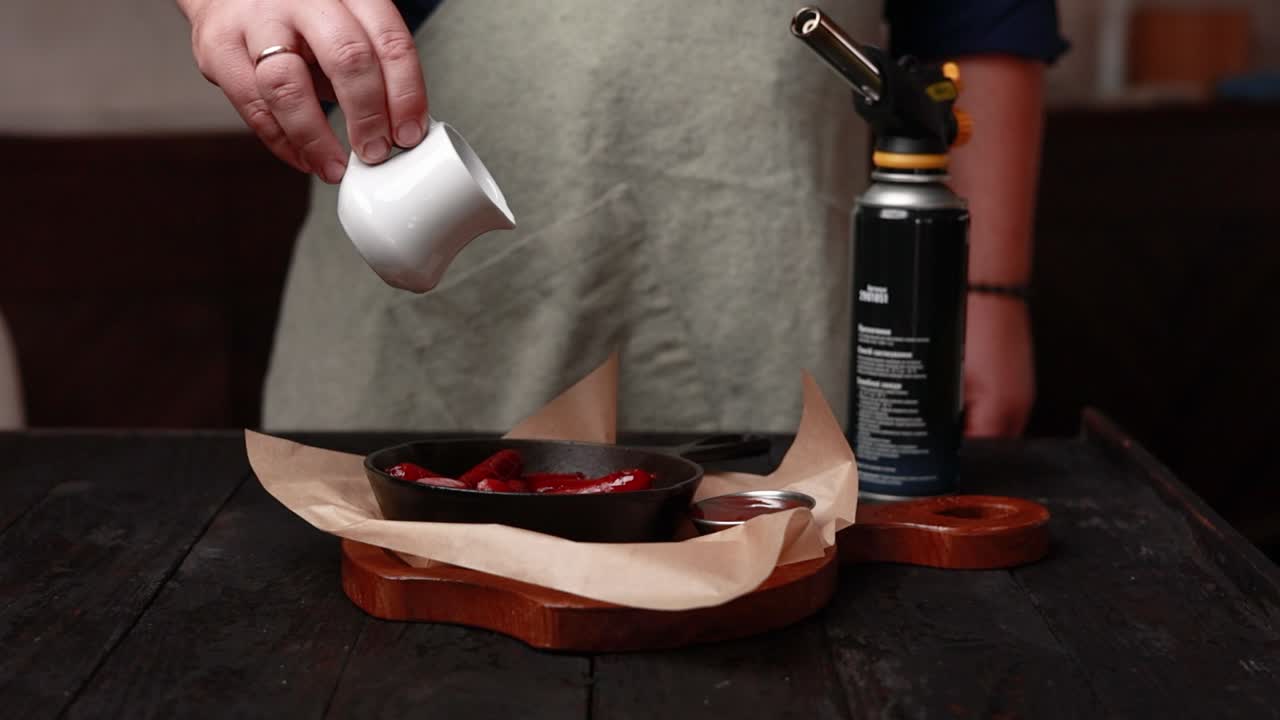 그릴 소시지를 준비하고 제공하는 것