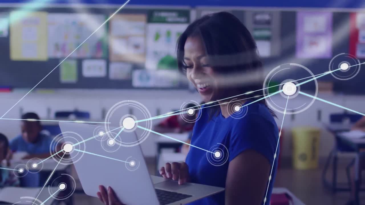 animación de una red de conexiones sobre una mujer biracial sonriente usando una computadora portátil