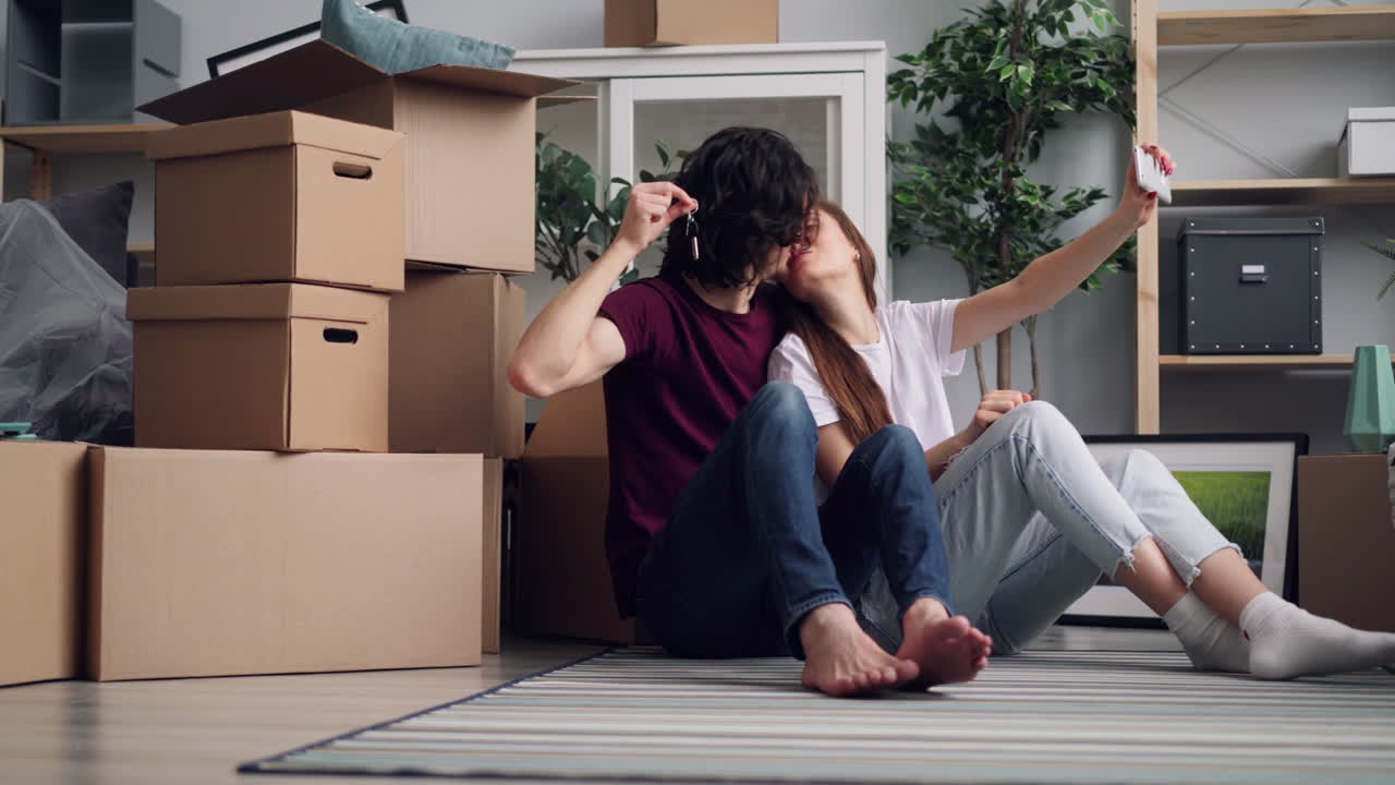 una pareja feliz se muda a un nuevo hogar.