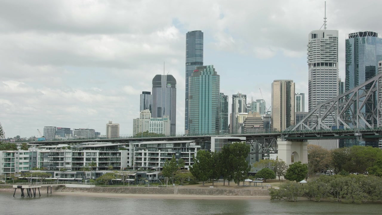 Slowmotion vidvinkel af sydsiden af Story Bridge over Brisbane-floden, filmet fra Wilson Outlook