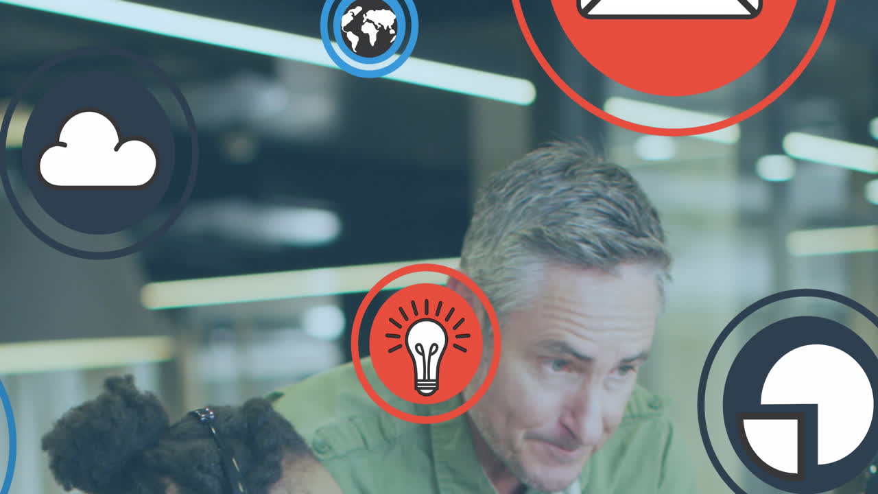 animación de múltiples iconos sobre diversos compañeros de trabajo discutiendo informes en el escritorio en la oficina