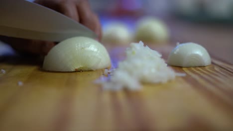 rebanar la cebolla picar en juliana sobre tablero de madera cocina saludable dieta saludable