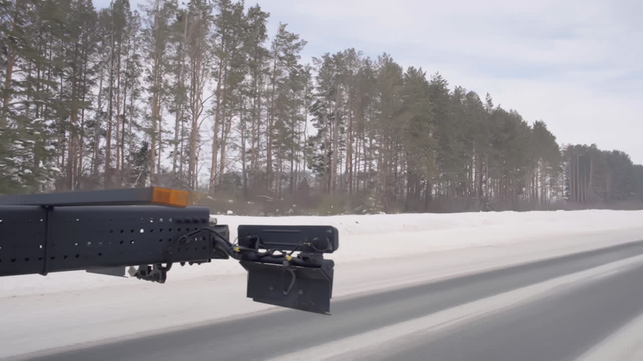 눈 인 도로 에 있는 트럭 트레일러