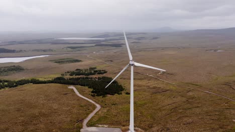 tomada de un avión no tripulado de una turbina eólica en la turba de la isla de lewis