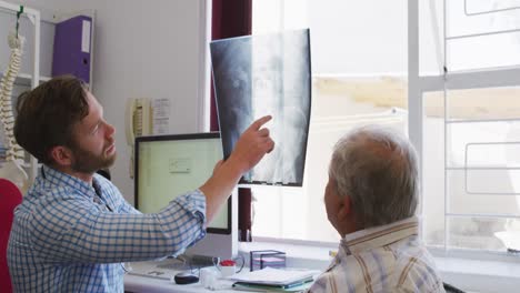 Doctor-Examinando-A-Un-Hombre-Mayor-En-Una-Casa-De-Retiro.