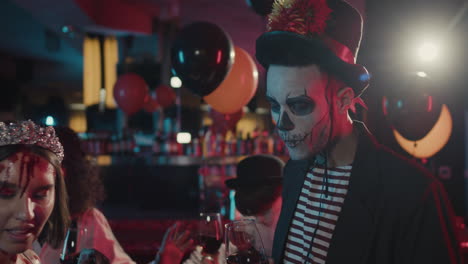 dos amigos en una fiesta.