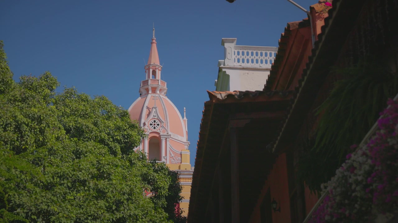 Dolly hacia atrás para revelar La Catedral de Cartagena_Colombia