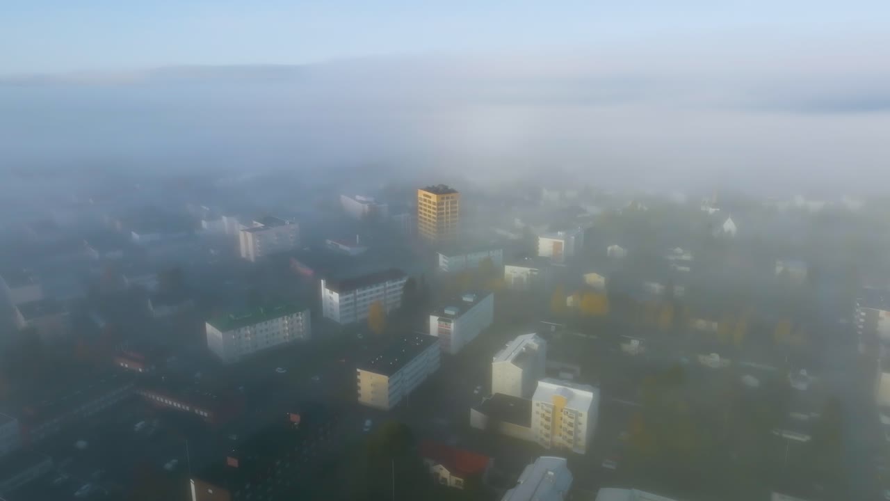 두꺼운 안개로 인 도시 풍경을 둘러싼 공중 사진, 스칸디나비아의 가을 해가 뜨는 모습