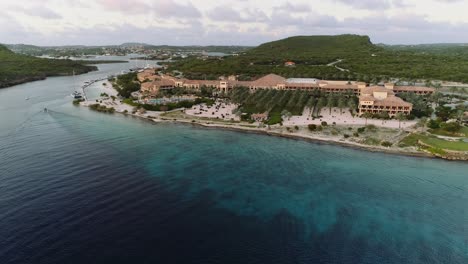 toma aérea a gran altitud de la playa de santa bárbara de una playa privada en la isla caribeña holandesa de curaçao, ubicada en el sureste de la isla