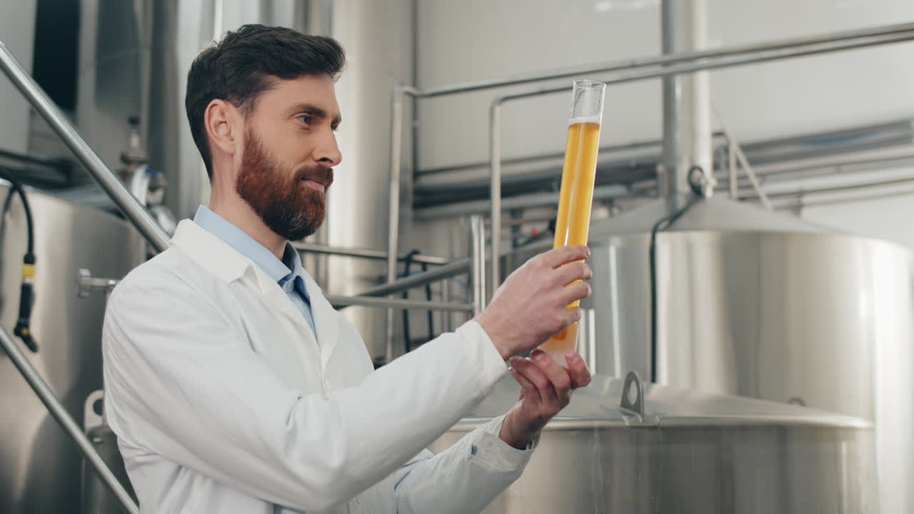 Un birraio che controlla la qualità della birra in un birrificio