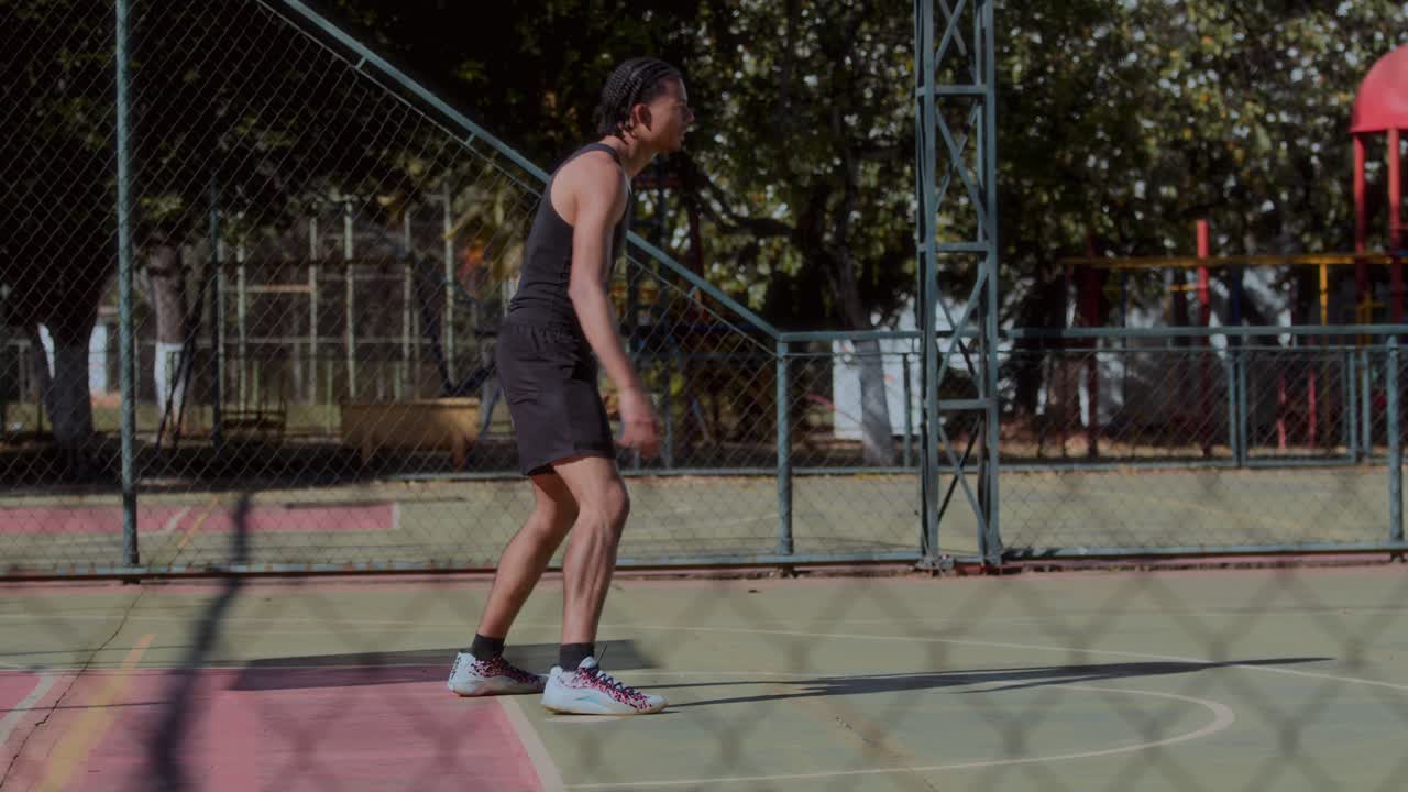 dos hombres jugando al baloncesto en una cancha al aire libre