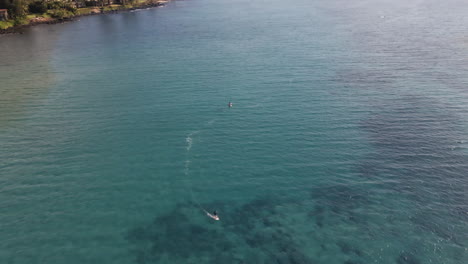 surfista en tabla de surf eléctrica acelerando en el agua del océano azul, maui, hawaii