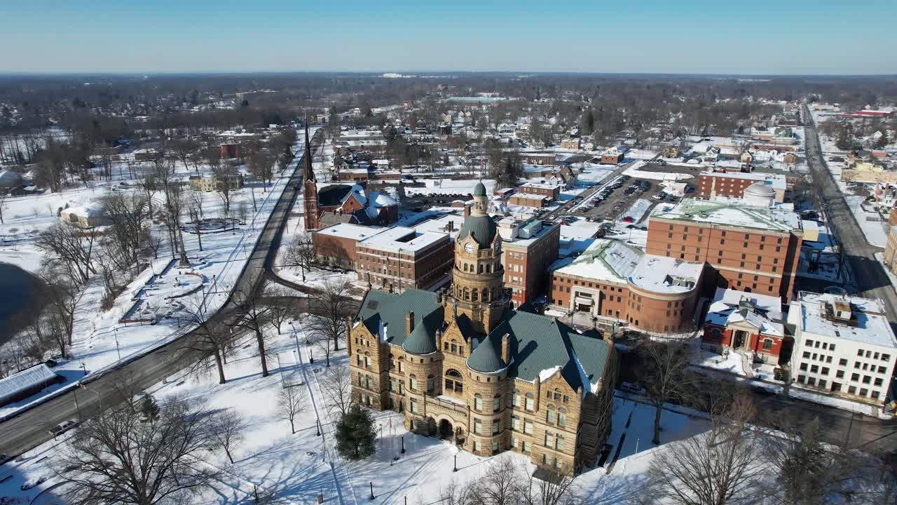 vista aérea del palacio de justicia con arquitectura antigua en invierno