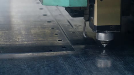equipo industrial en el proceso de elaboración de metales. máquina de corte por láser