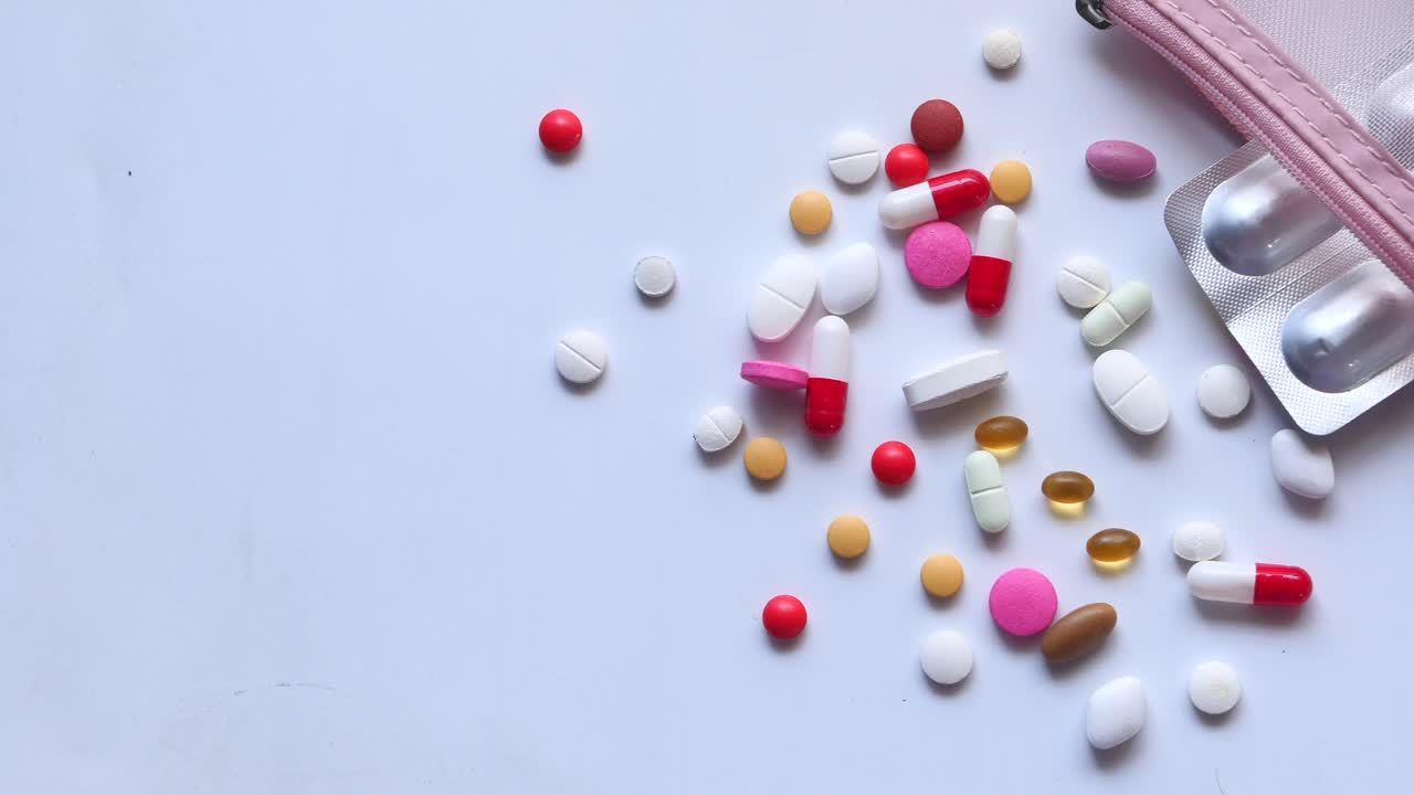 medicamentos variados y envases de pastillas