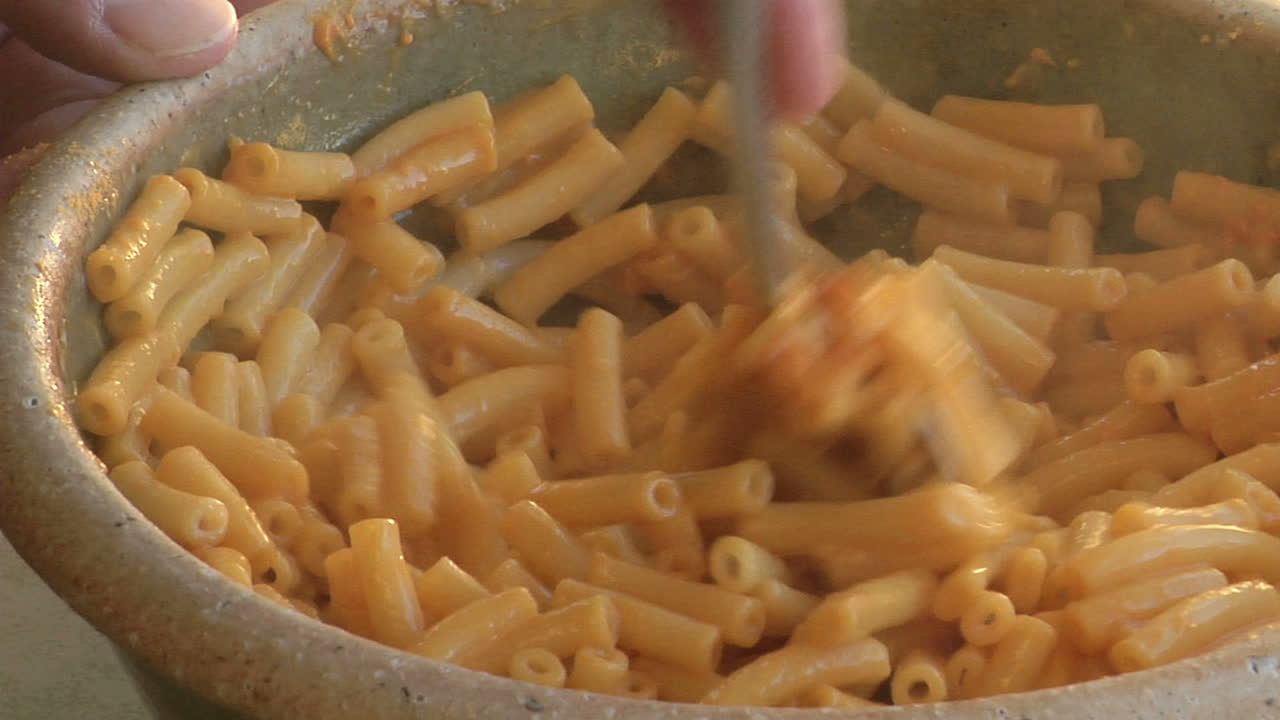 마카로니는 그릇에 저어