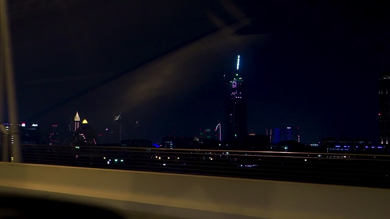 다리 에서 밤 에 볼 수 있는 도시 스카이 라인