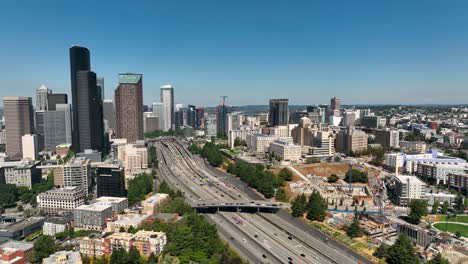 Wide drone shot of cars commuting into Seattle&#039;s downtown area