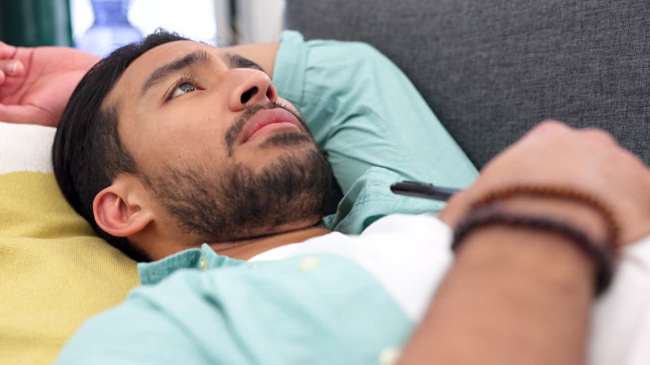 corazón roto, depresión y hombre triste con teléfono