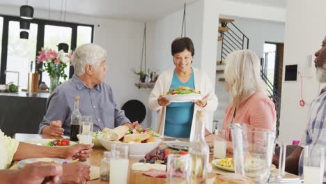 Glückliche-ältere,-Vielfältige-Menschen,-Die-Im-Altersheim-Zu-Abend-Essen