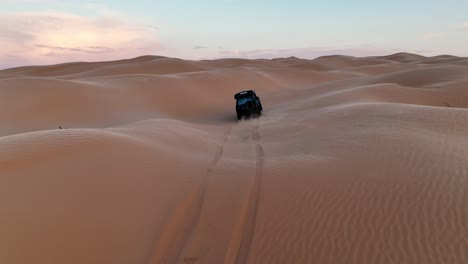 El-Dron-Sigue-Un-Automóvil-Negro-Que-Conduce-Por-El-Desierto-En-Imágenes-Aéreas-De-Túnez-4k