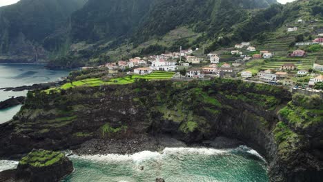 Antena-De-Espectacular-Costa,-La-Tierra-Se-Encuentra-Con-El-Océano,-Madeira.