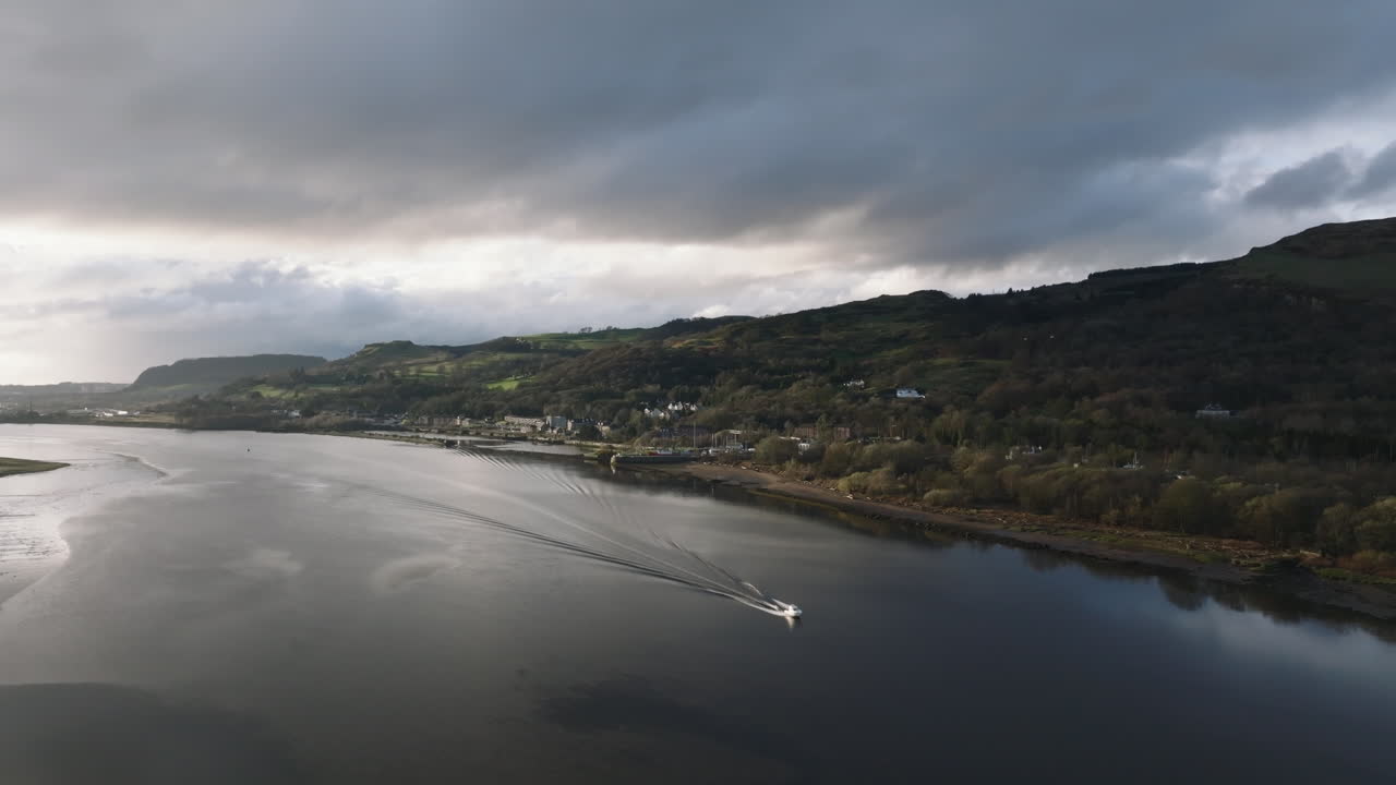 erskine, escocia hermoso atardecer sobre el río de seguimiento con un barco de velocidad