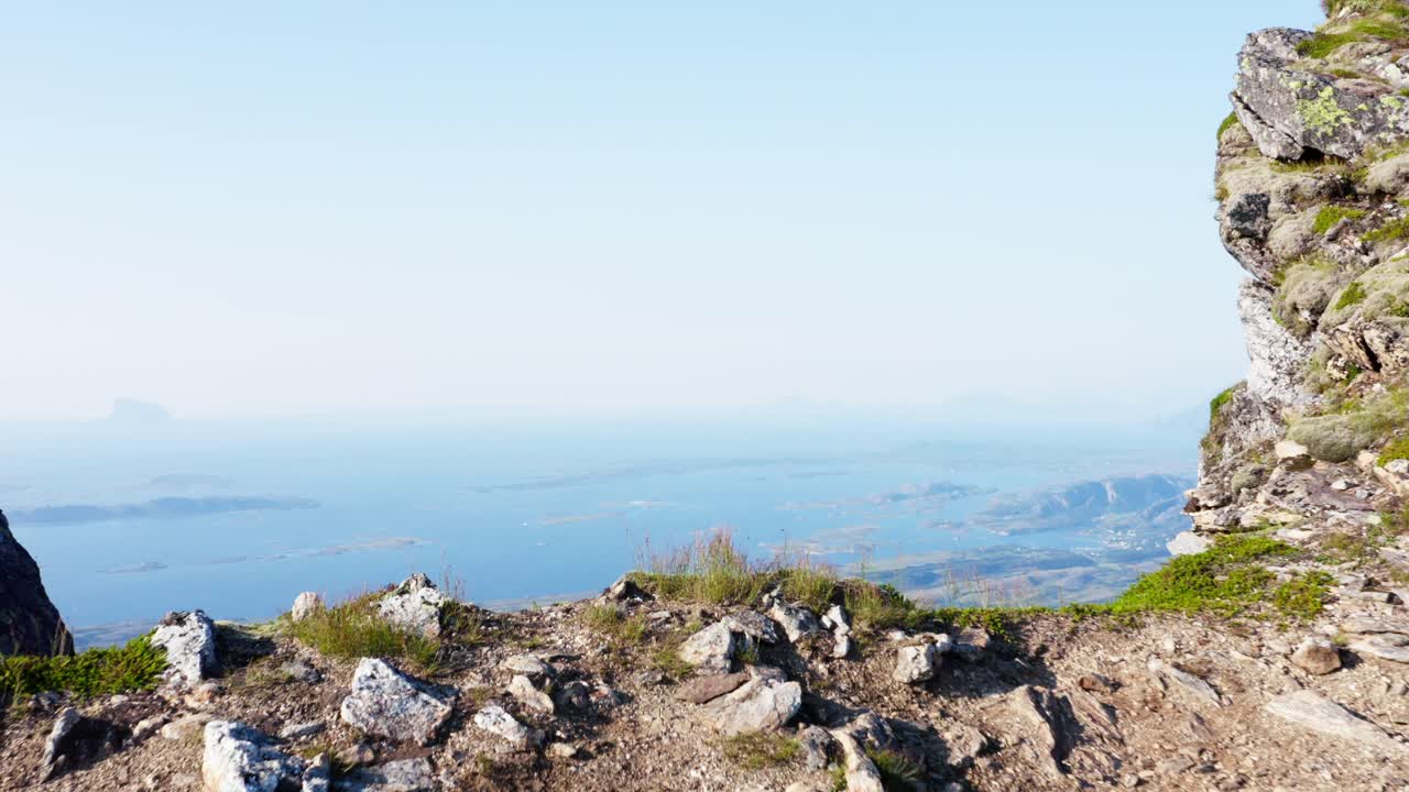 노르웨이의 돈나만넨 산에서 바라보는 아름다운 바다 전망과 섬