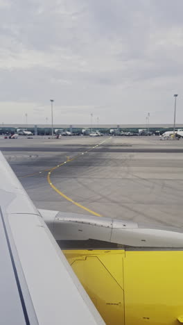 vista desde una ventana del avión mientras aterriza en el aeropuerto disparado en vertical